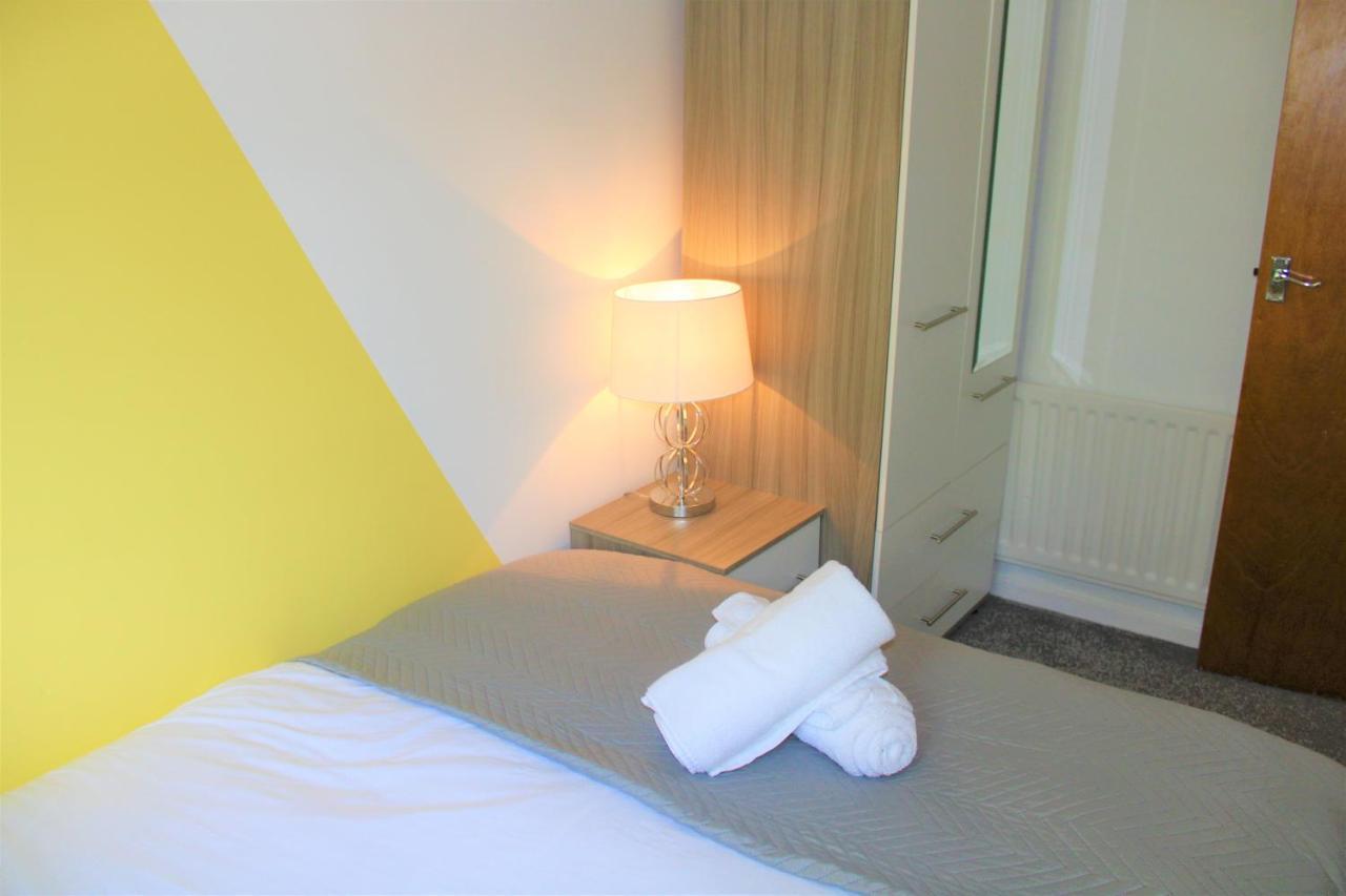 Homely And Budget Friendly 3 Bed House Sleeps 6 Free Parking! ميلتون كينيز المظهر الخارجي الصورة
